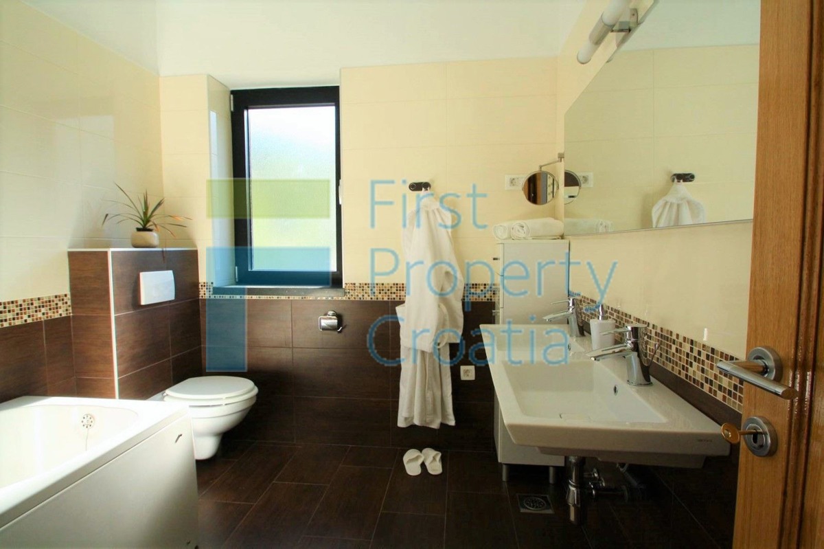 KO1626 – Villa fronte mare in ottima posizione, Korčula, in vendita