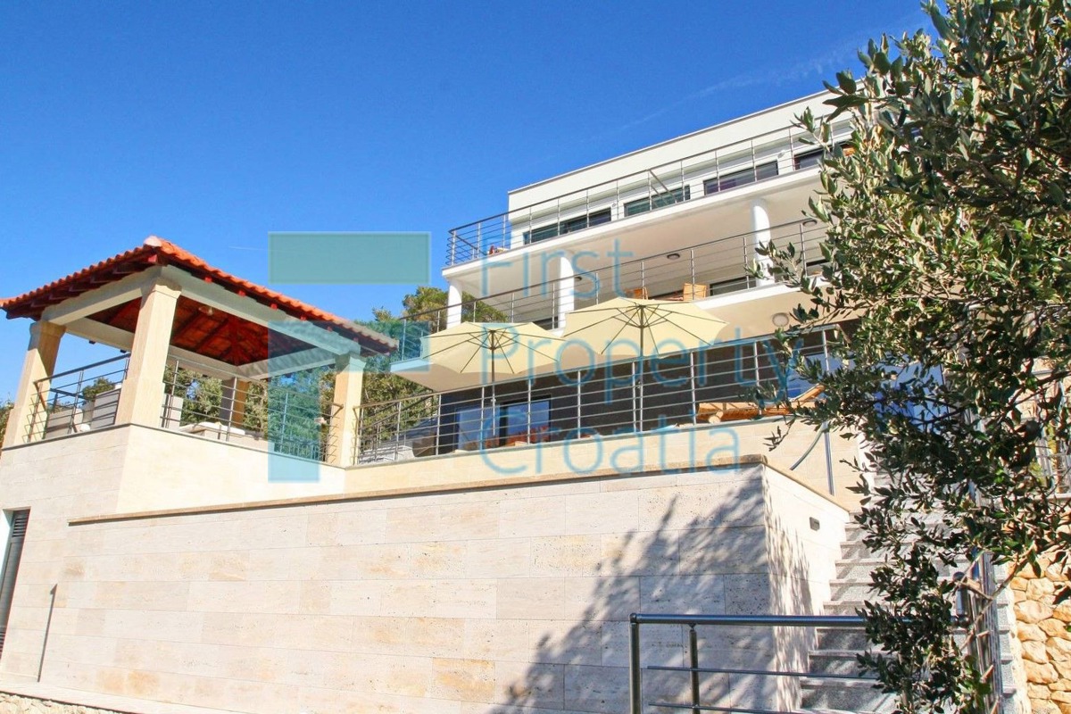 KO1626 – Villa fronte mare in ottima posizione, Korčula, in vendita