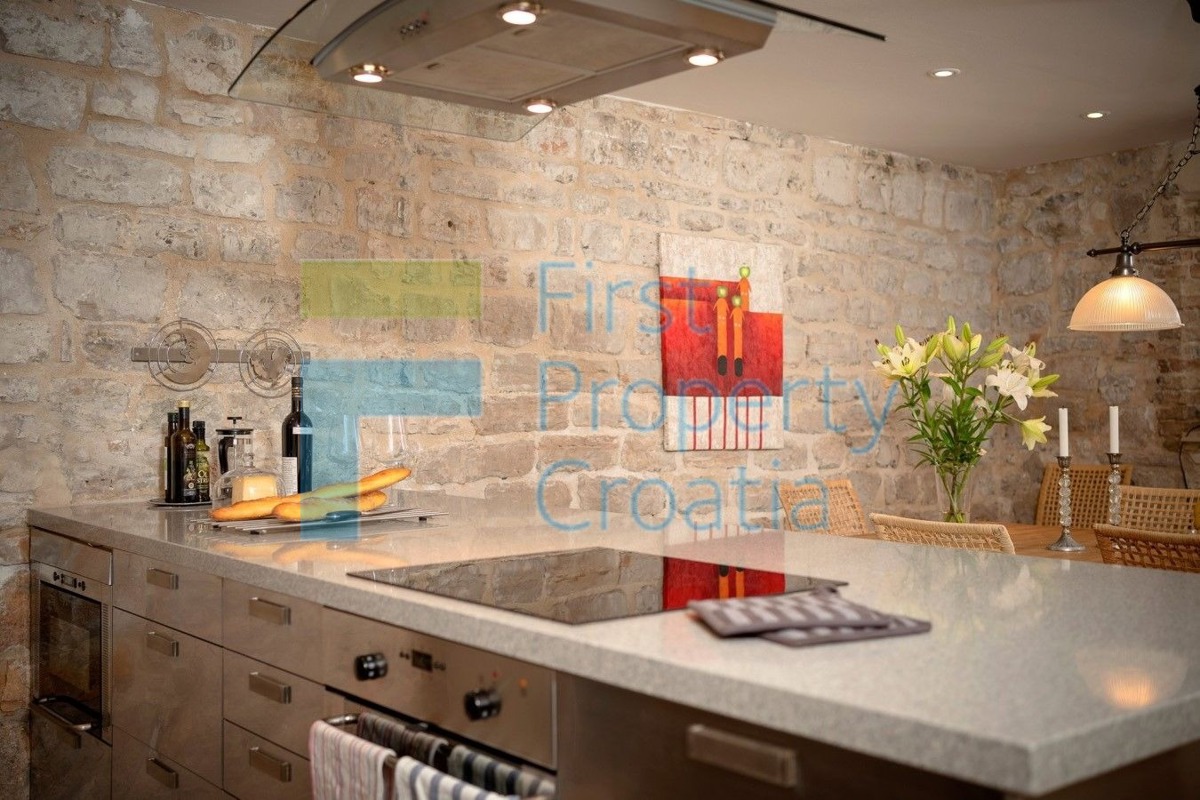 HV1699 - Casa in pietra a soli 15m dal lungomare, Hvar, in vendita