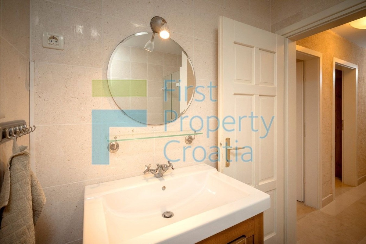 HV1699 - Casa in pietra a soli 15m dal lungomare, Hvar, in vendita