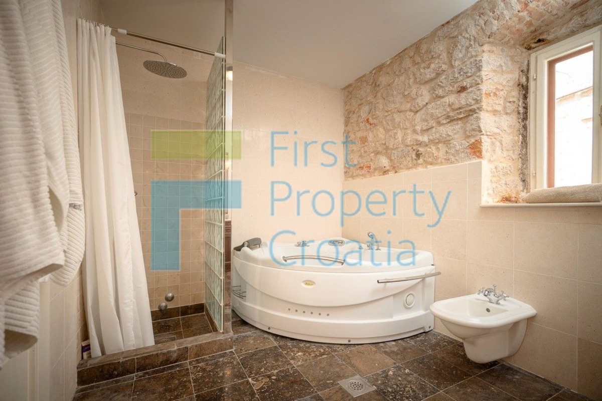 HV1699 - Casa in pietra a soli 15m dal lungomare, Hvar, in vendita