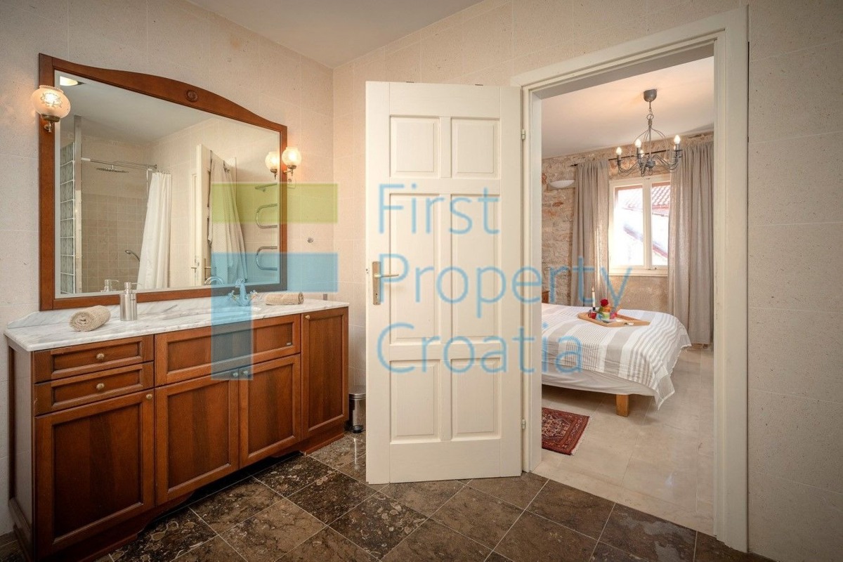 HV1699 - Casa in pietra a soli 15m dal lungomare, Hvar, in vendita