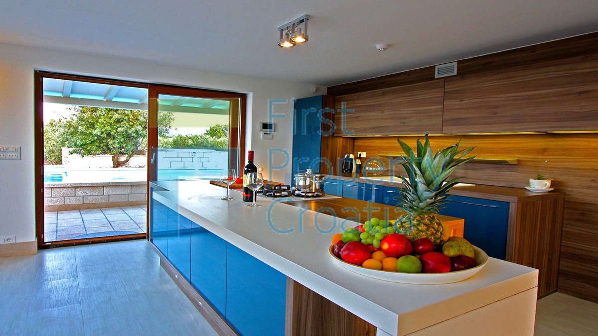 BR1114 - Villa su un grande terreno, Brač, in vendita