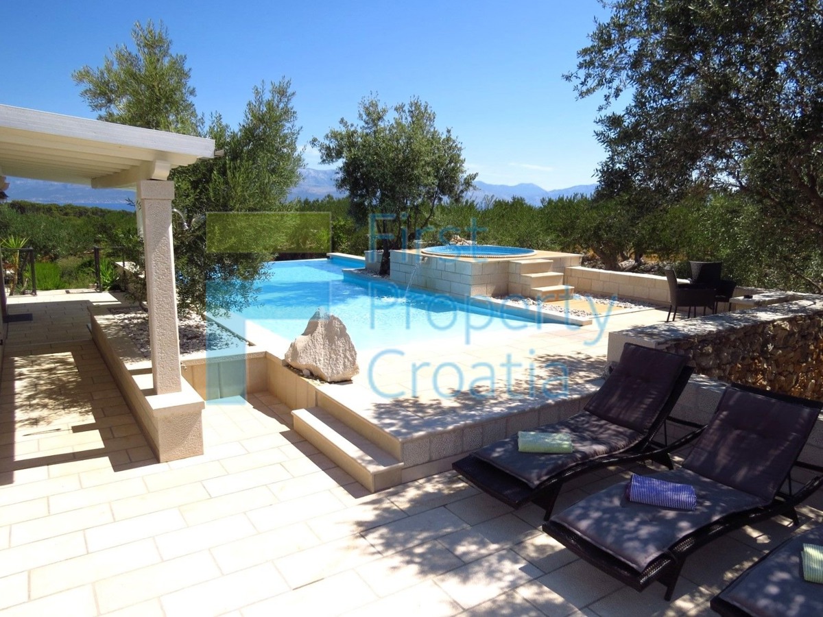 BR1114 - Villa su un grande terreno, Brač, in vendita