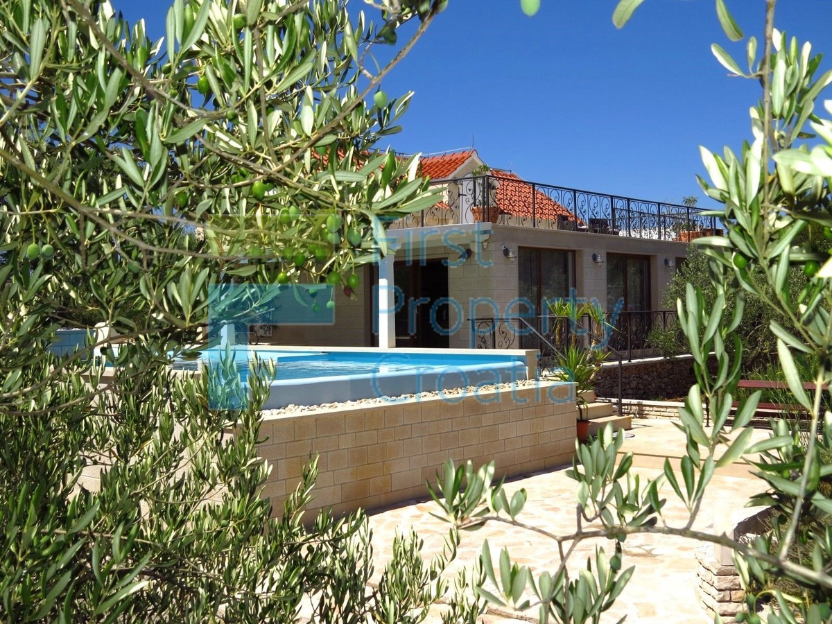 BR1114 - Villa su un grande terreno, Brač, in vendita