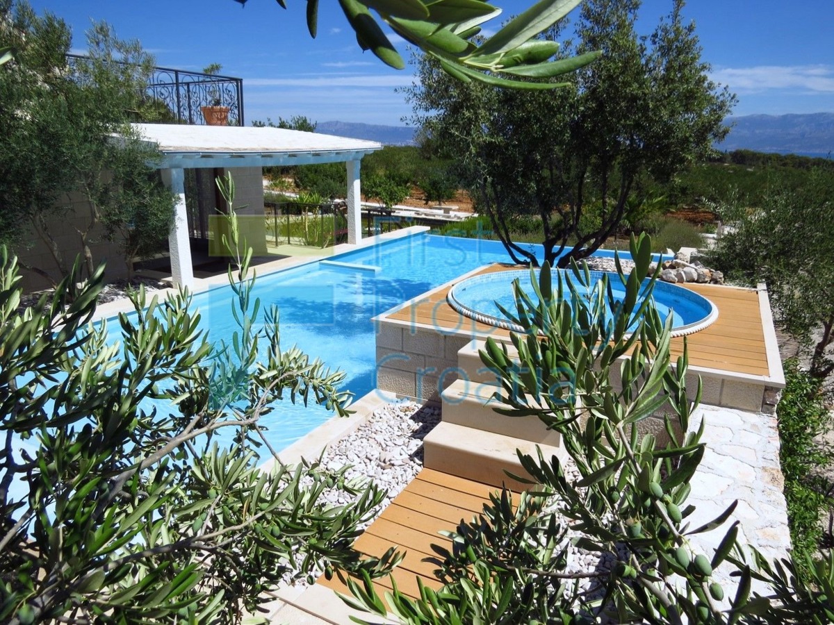 BR1114 - Villa su un grande terreno, Brač, in vendita