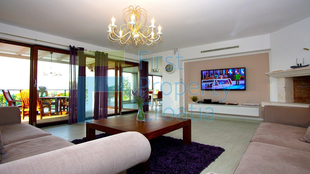 BR1114 - Villa su un grande terreno, Brač, in vendita