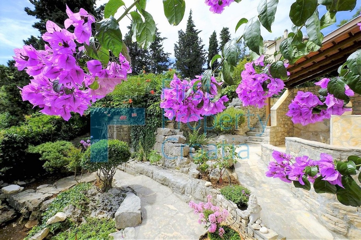 BR1647 - Villa unica su un terreno con vista, Brač, in vendita