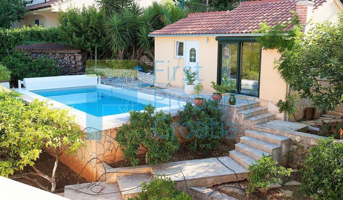 BR1647 - Villa unica su un terreno con vista, Brač, in vendita