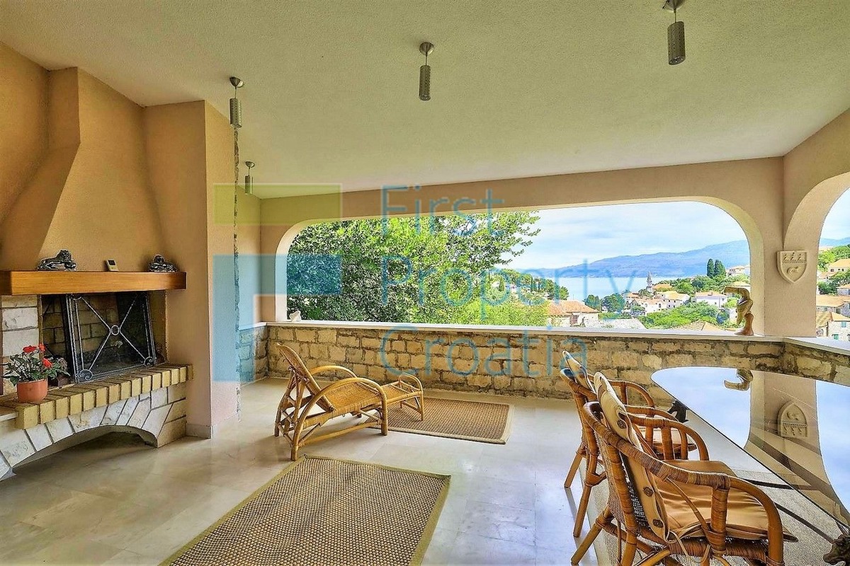 BR1647 - Villa unica su un terreno con vista, Brač, in vendita