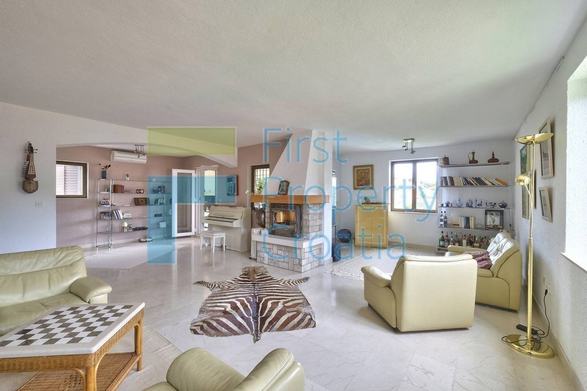 BR1647 - Villa unica su un terreno con vista, Brač, in vendita