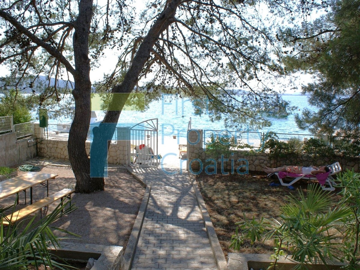 SI0591 - Casa sopra la spiaggia, vicino a Sebenico, in vendita