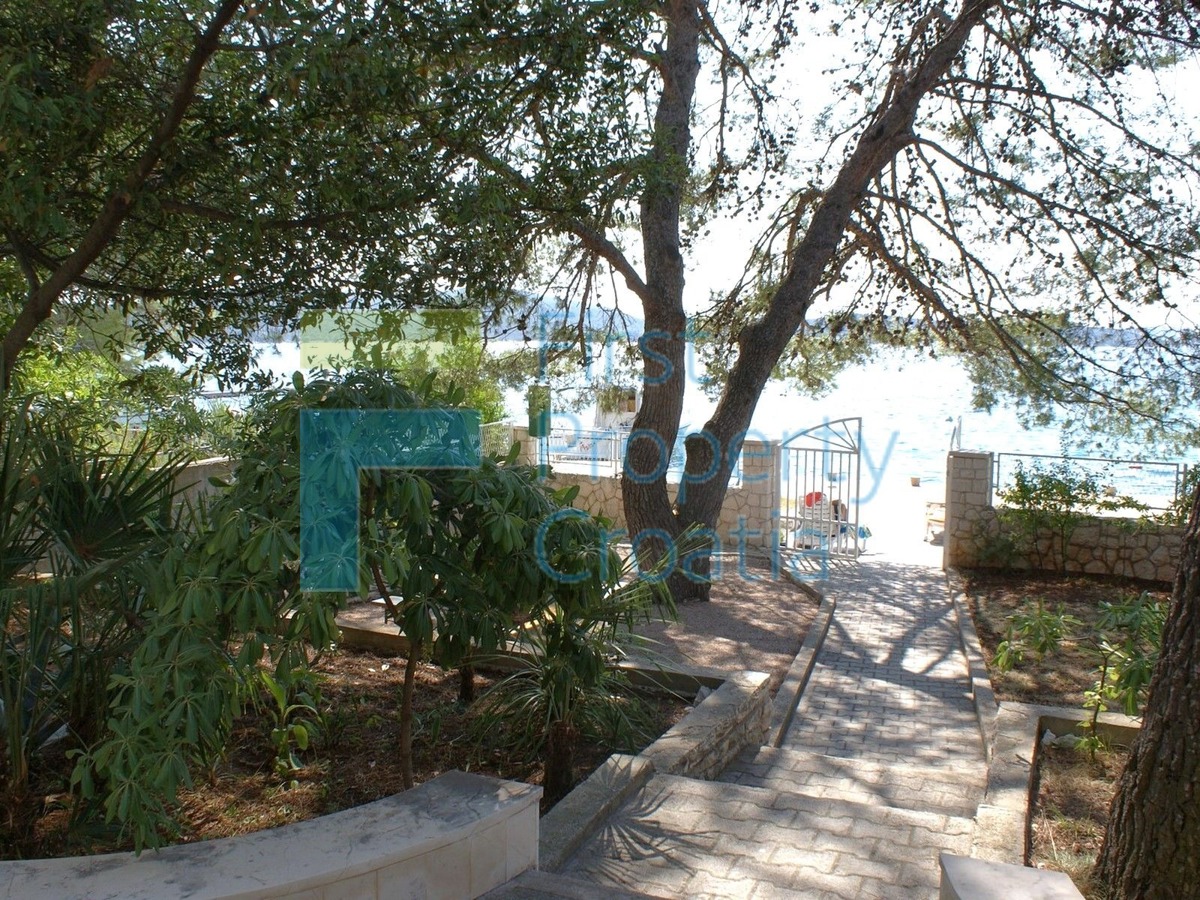 SI0591 - Casa sopra la spiaggia, vicino a Sebenico, in vendita