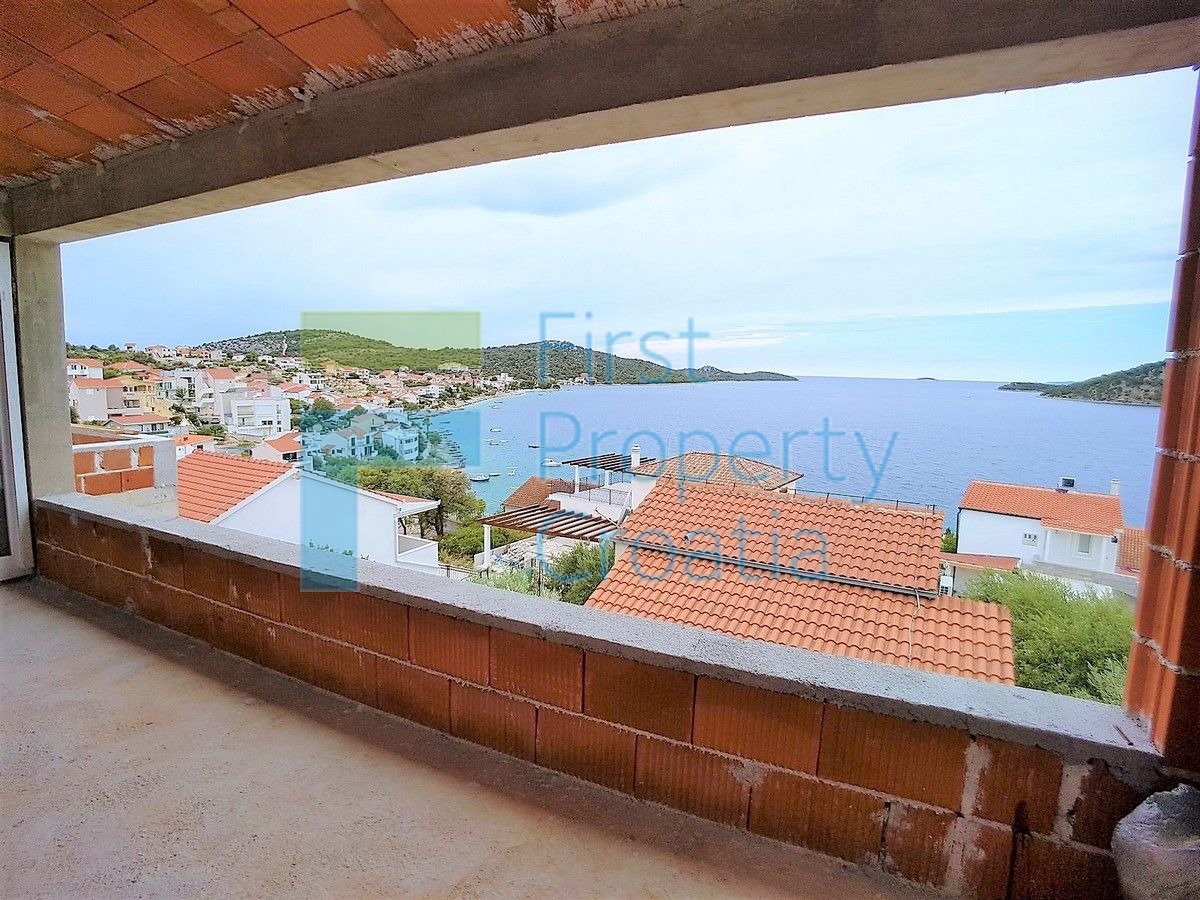 RG1485 - Casa in una baia vicino a Rogoznica, in vendita