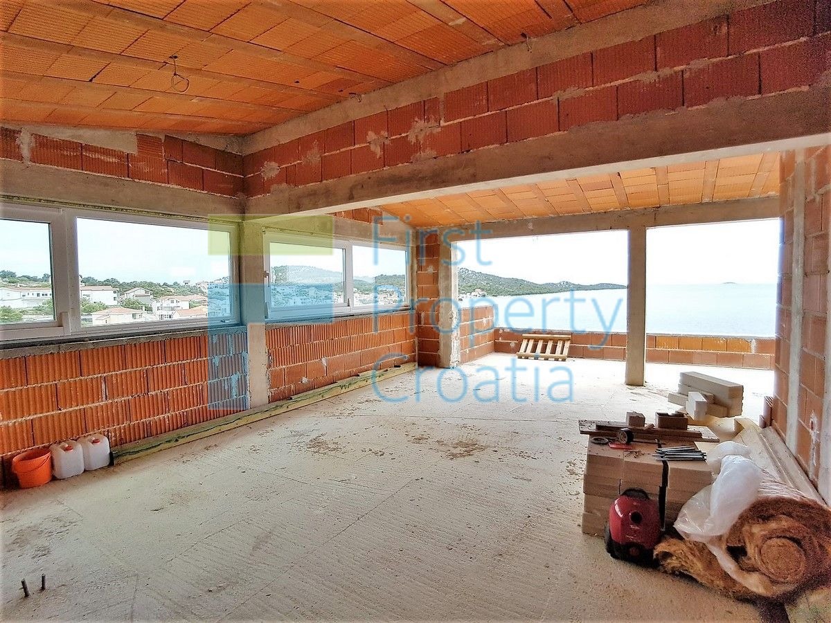 RG1485 - Casa in una baia vicino a Rogoznica, in vendita