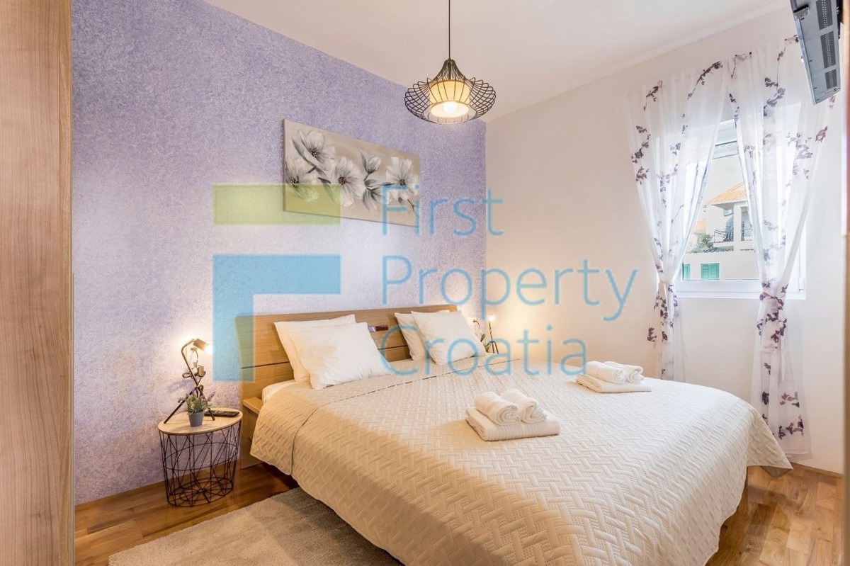 TG1663 - Apartmanska kuća blizu mora i plaže, Čiovo, na prodaju