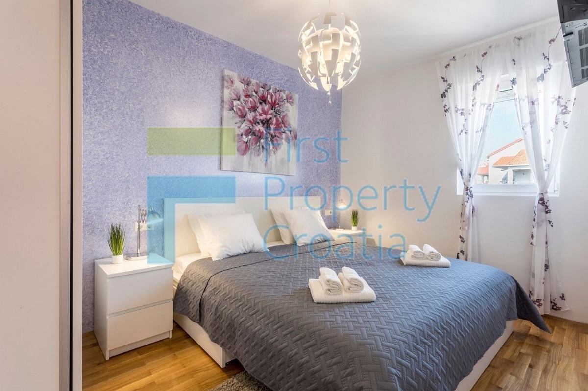 TG1663 - Apartmanska kuća blizu mora i plaže, Čiovo, na prodaju