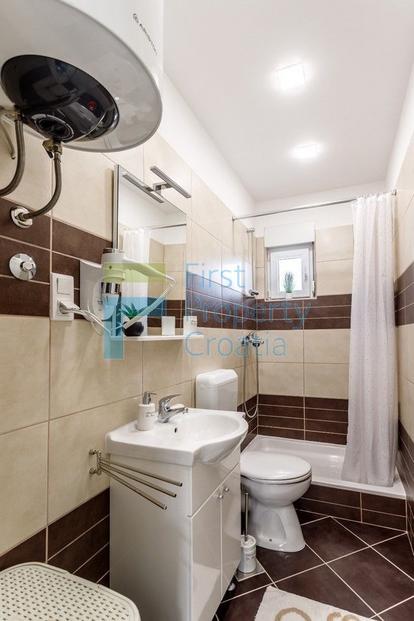 TG1663 - Apartmanska kuća blizu mora i plaže, Čiovo, na prodaju