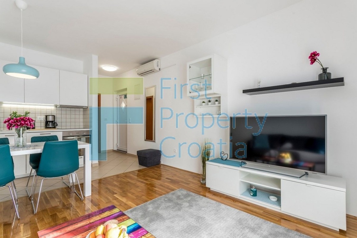 TG1663 - Apartmanska kuća blizu mora i plaže, Čiovo, na prodaju