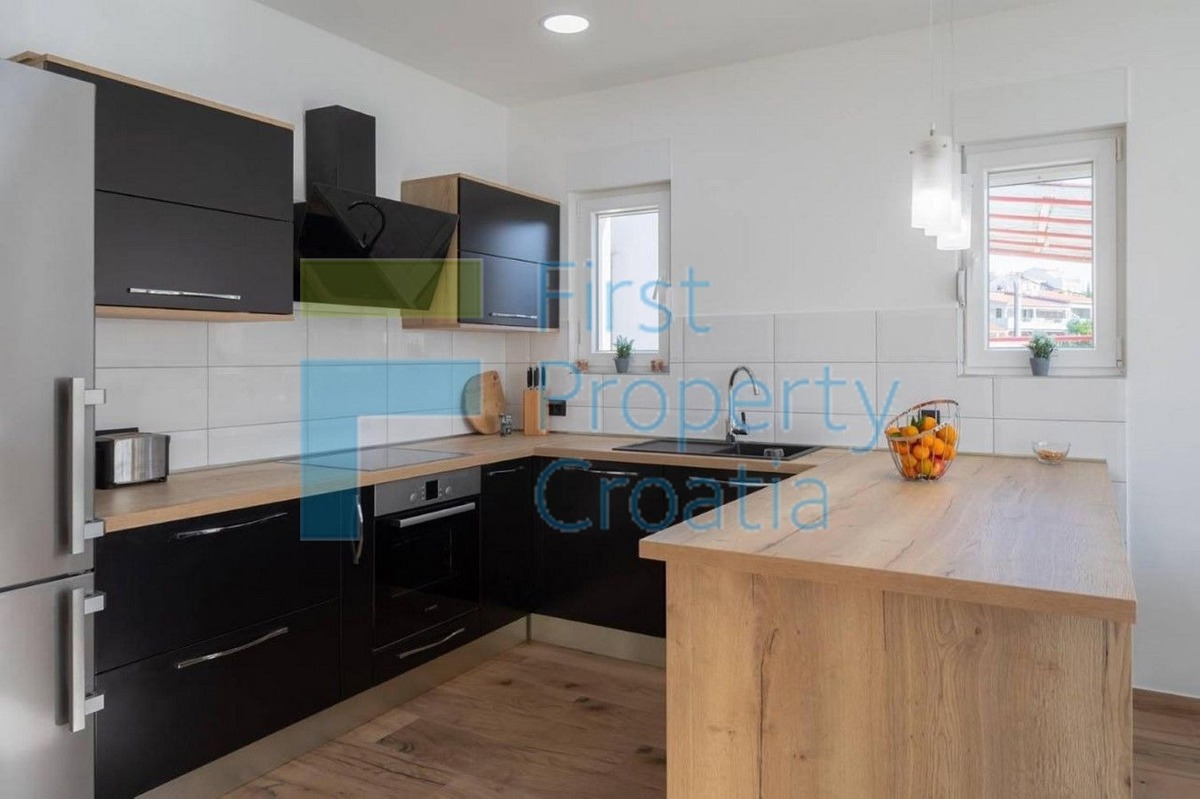 TG1552 - Villa fronte mare in un villaggio vicino a Trogir, in vendita