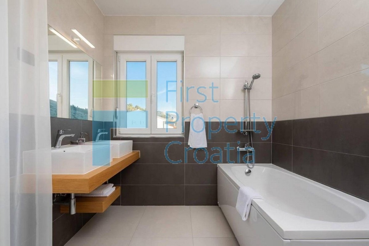 TG1552 - Villa fronte mare in un villaggio vicino a Trogir, in vendita