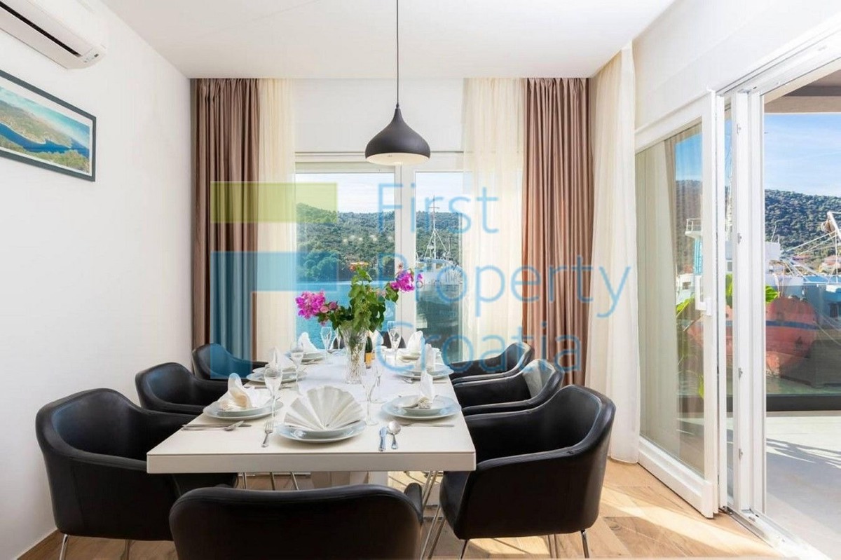 TG1552 - Villa fronte mare in un villaggio vicino a Trogir, in vendita