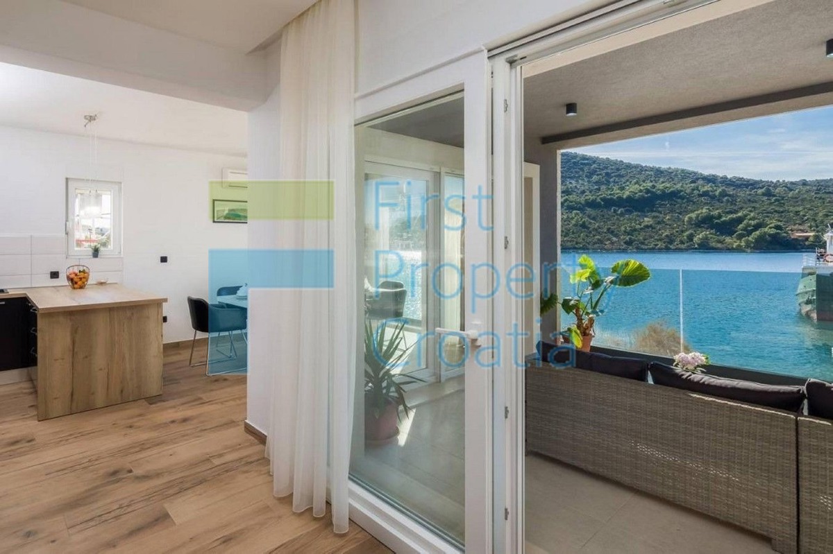 TG1552 - Villa fronte mare in un villaggio vicino a Trogir, in vendita