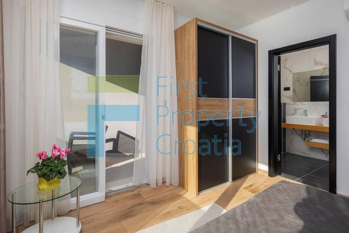 TG1552 - Villa fronte mare in un villaggio vicino a Trogir, in vendita