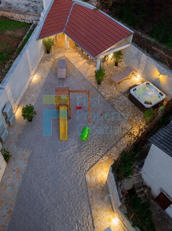 TG1552 - Villa fronte mare in un villaggio vicino a Trogir, in vendita