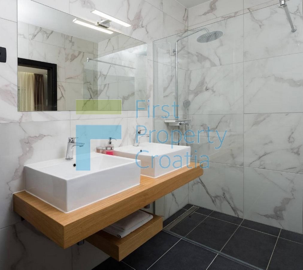 TG1552 - Villa fronte mare in un villaggio vicino a Trogir, in vendita