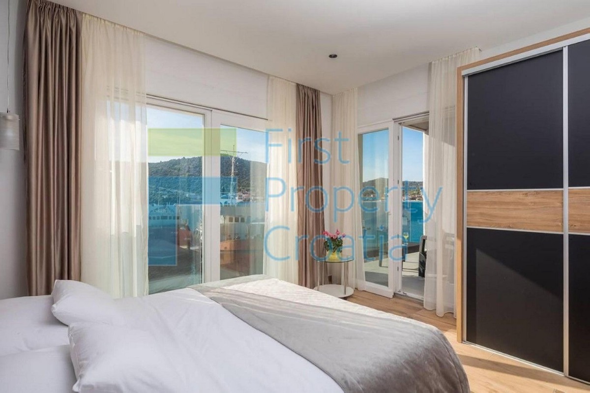 TG1552 - Villa fronte mare in un villaggio vicino a Trogir, in vendita