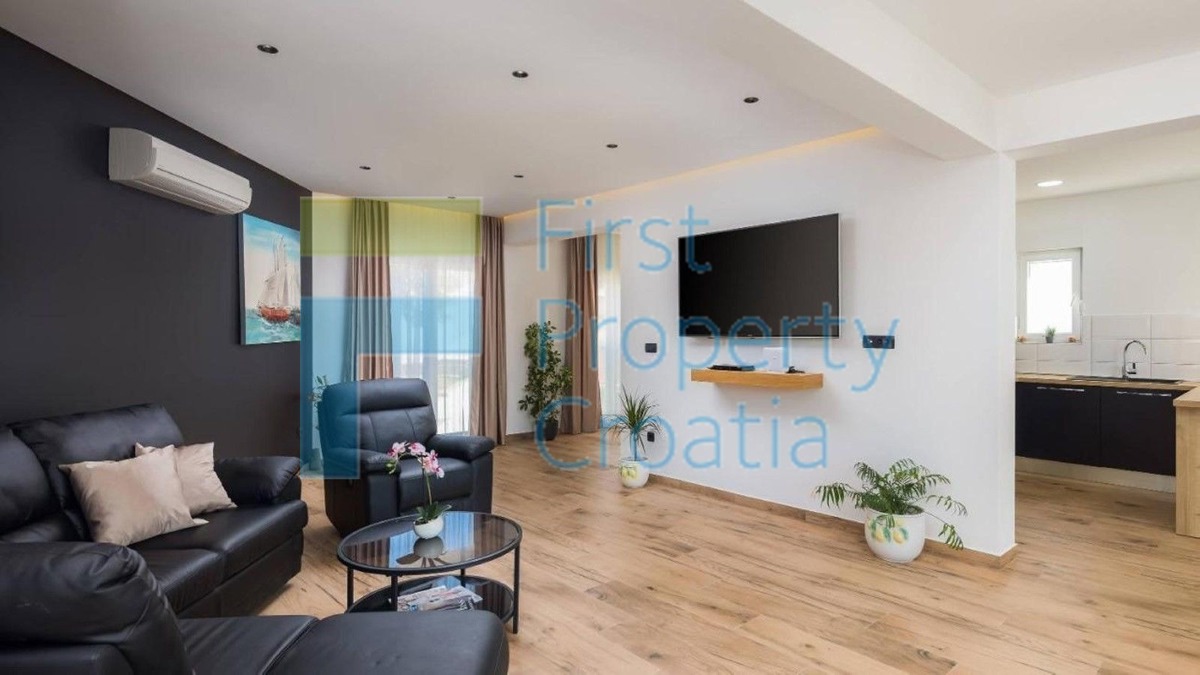 TG1552 - Villa fronte mare in un villaggio vicino a Trogir, in vendita