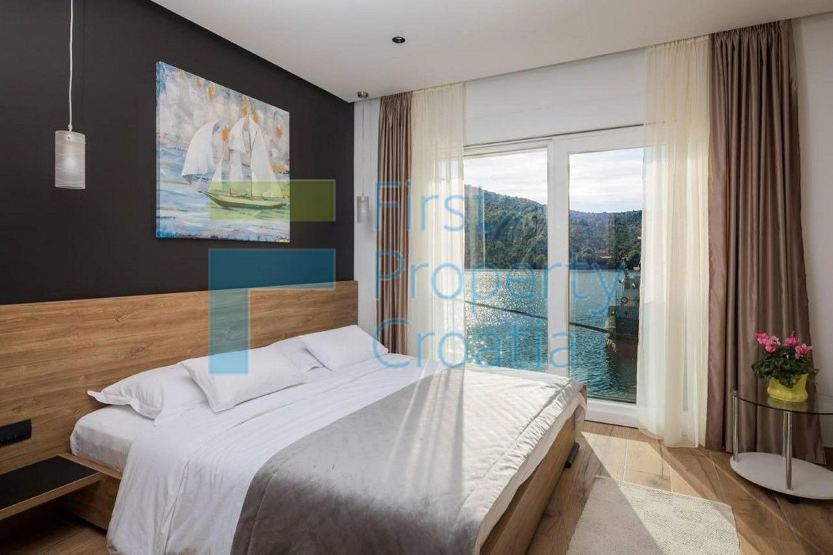 TG1552 - Villa fronte mare in un villaggio vicino a Trogir, in vendita