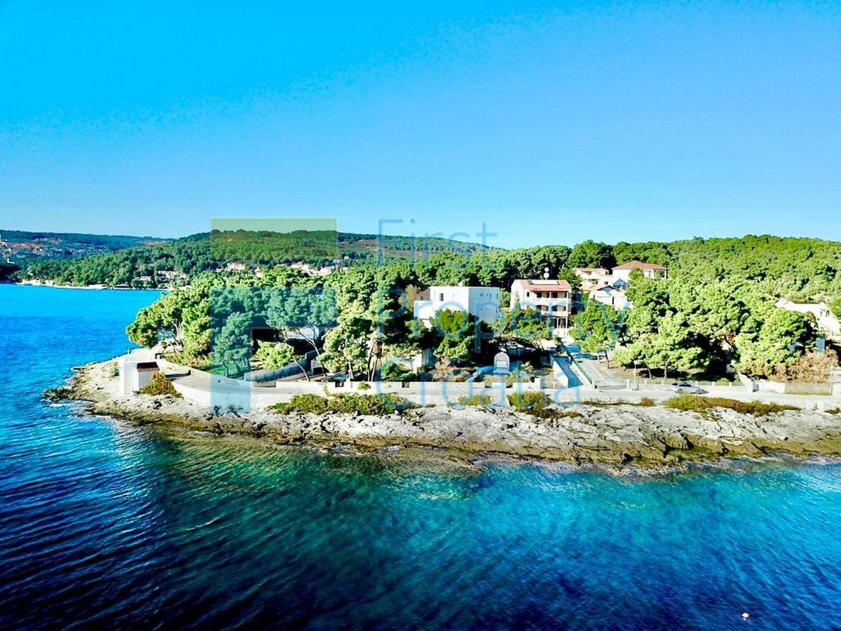 BR1731 - Veoma prostrana kuća u drugom redu do mora, Brač, na prodaju