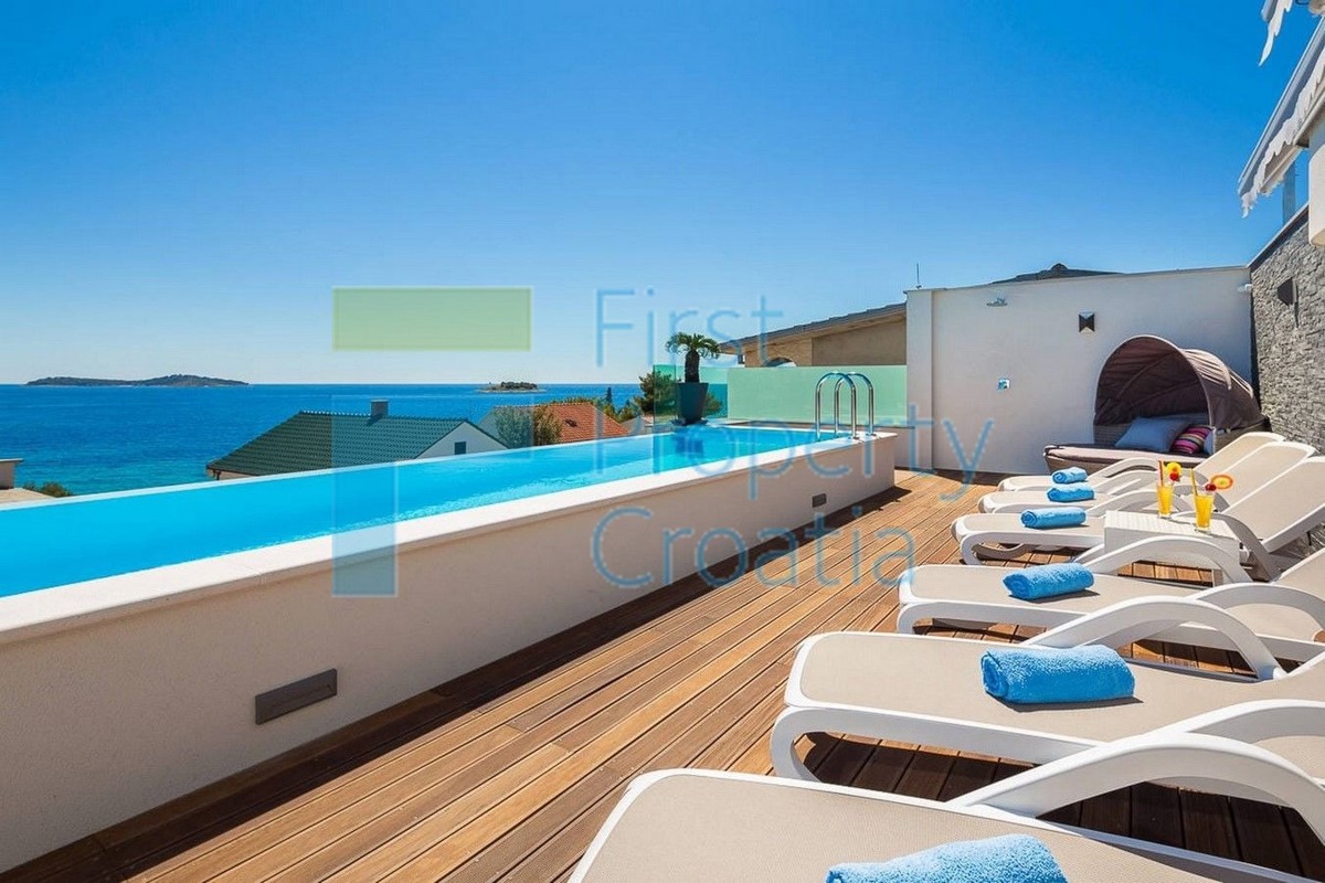 RG1574 - Villa vicino al mare e alla spiaggia, Rogoznica, in vendita