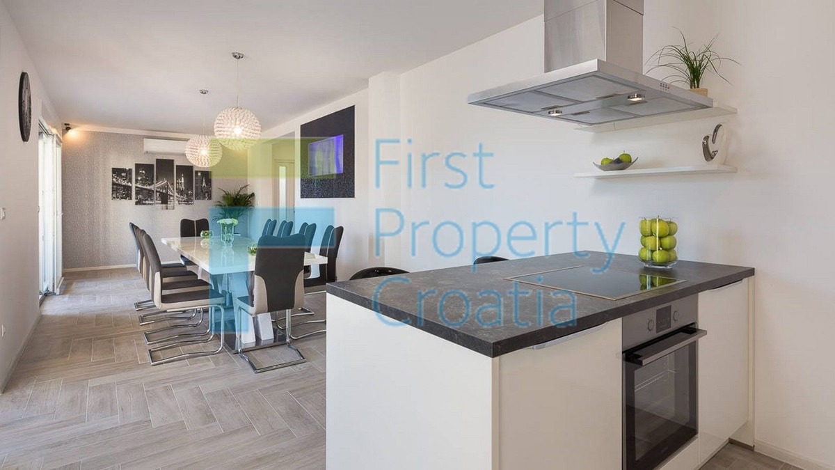 RG1574 - Villa vicino al mare e alla spiaggia, Rogoznica, in vendita