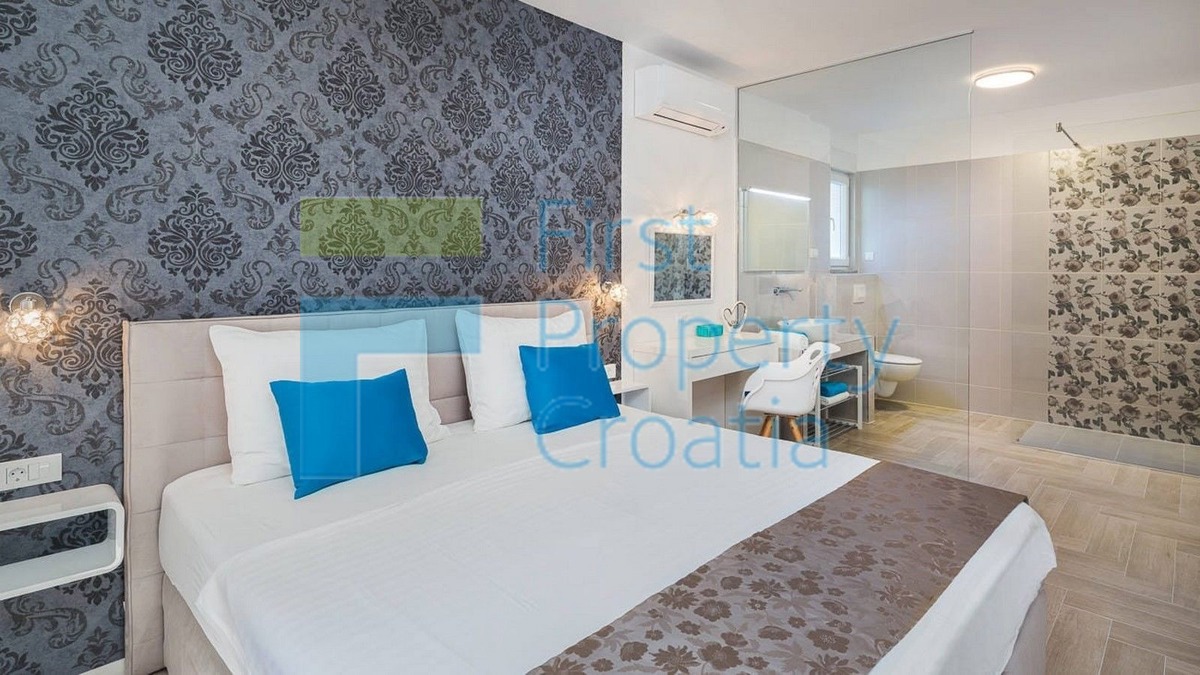 RG1574 - Villa vicino al mare e alla spiaggia, Rogoznica, in vendita