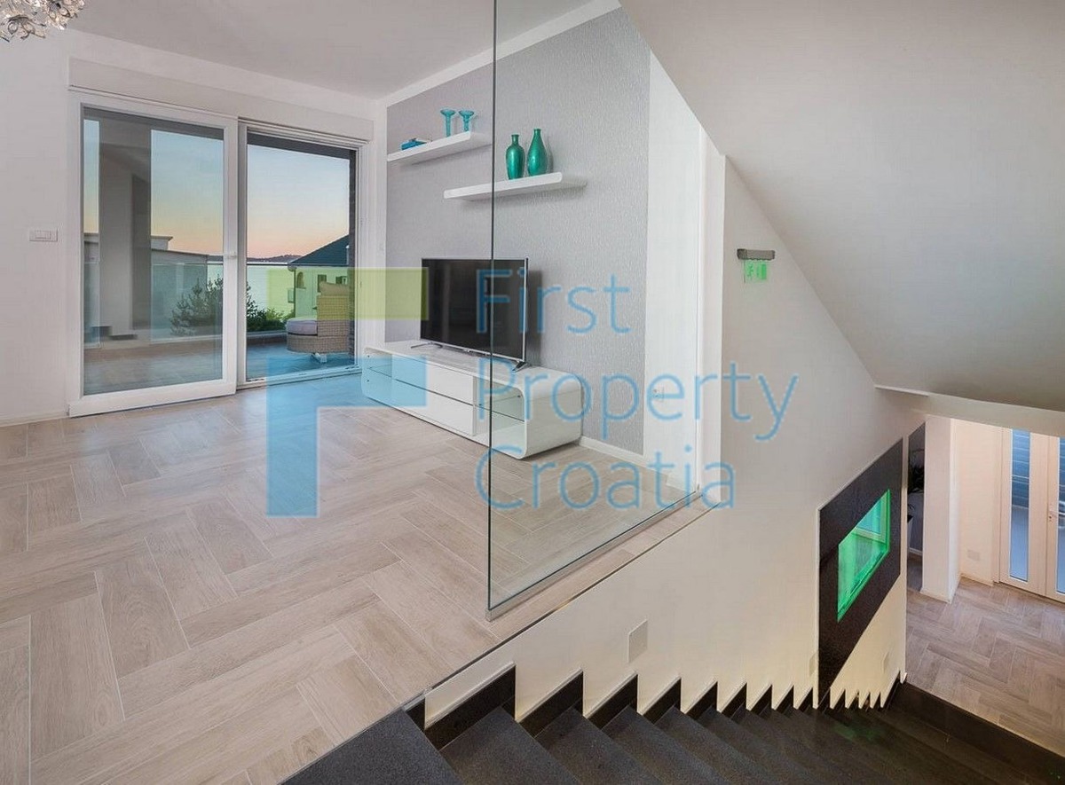 RG1574 - Villa vicino al mare e alla spiaggia, Rogoznica, in vendita