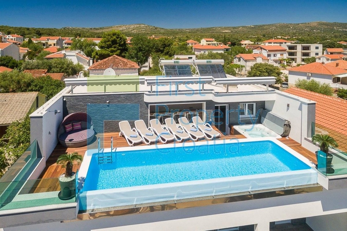 RG1574 - Villa vicino al mare e alla spiaggia, Rogoznica, in vendita