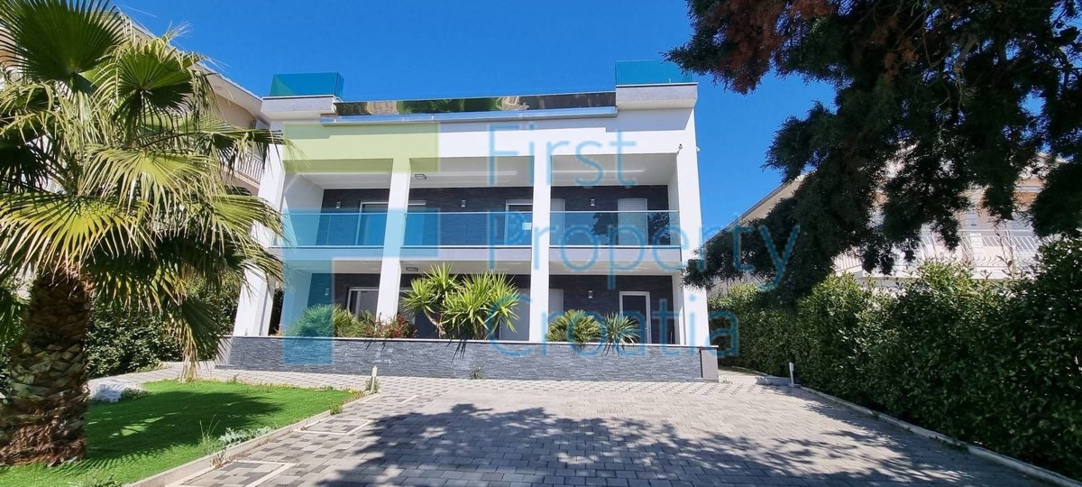 RG1574 - Villa vicino al mare e alla spiaggia, Rogoznica, in vendita