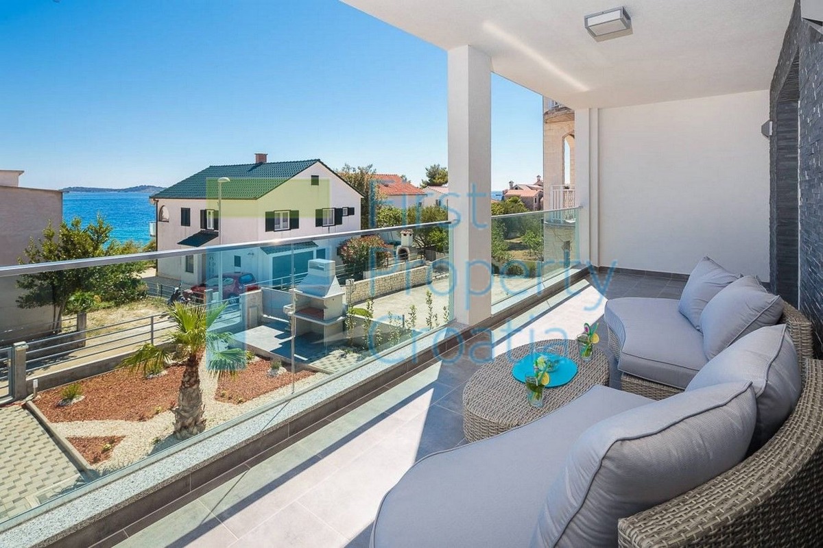 RG1574 - Villa vicino al mare e alla spiaggia, Rogoznica, in vendita