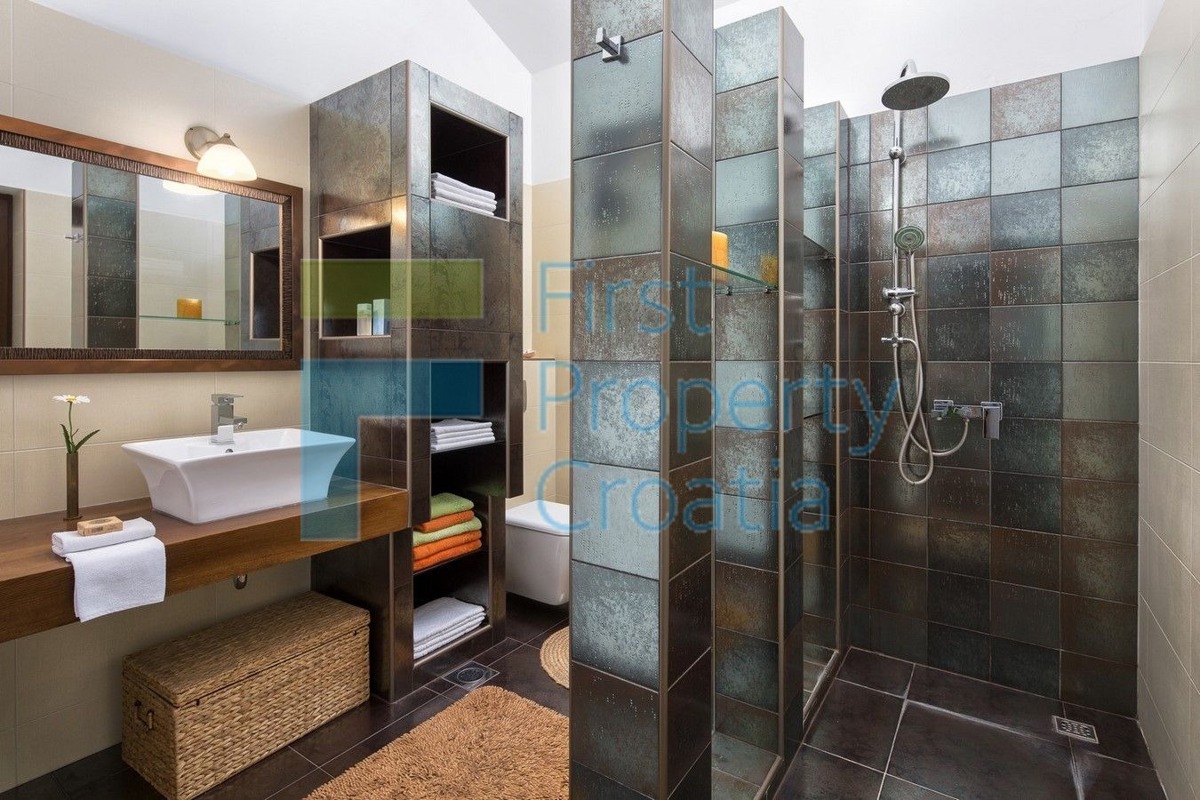 TG1560 - Grande proprietà, vicino a Trogir, in vendita