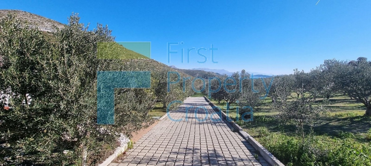 TG1560 - Grande proprietà, vicino a Trogir, in vendita