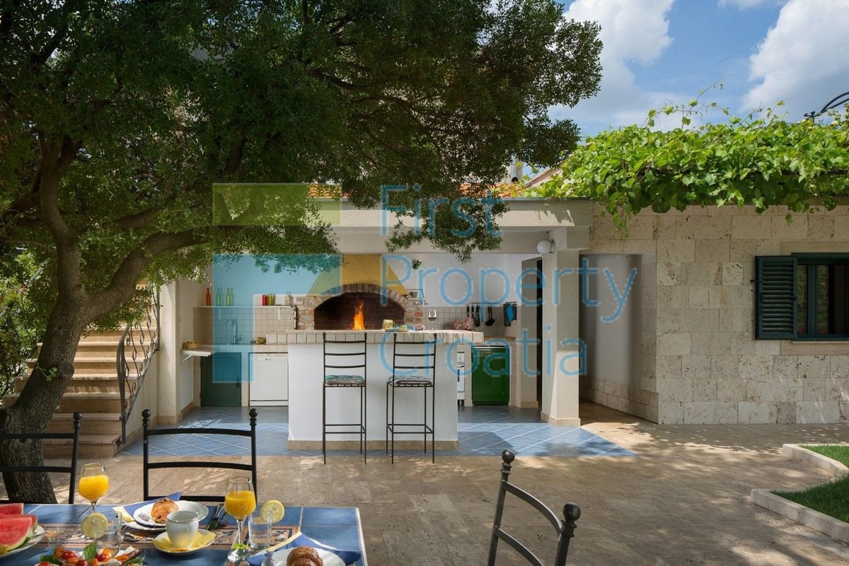 TG1560 - Grande proprietà, vicino a Trogir, in vendita