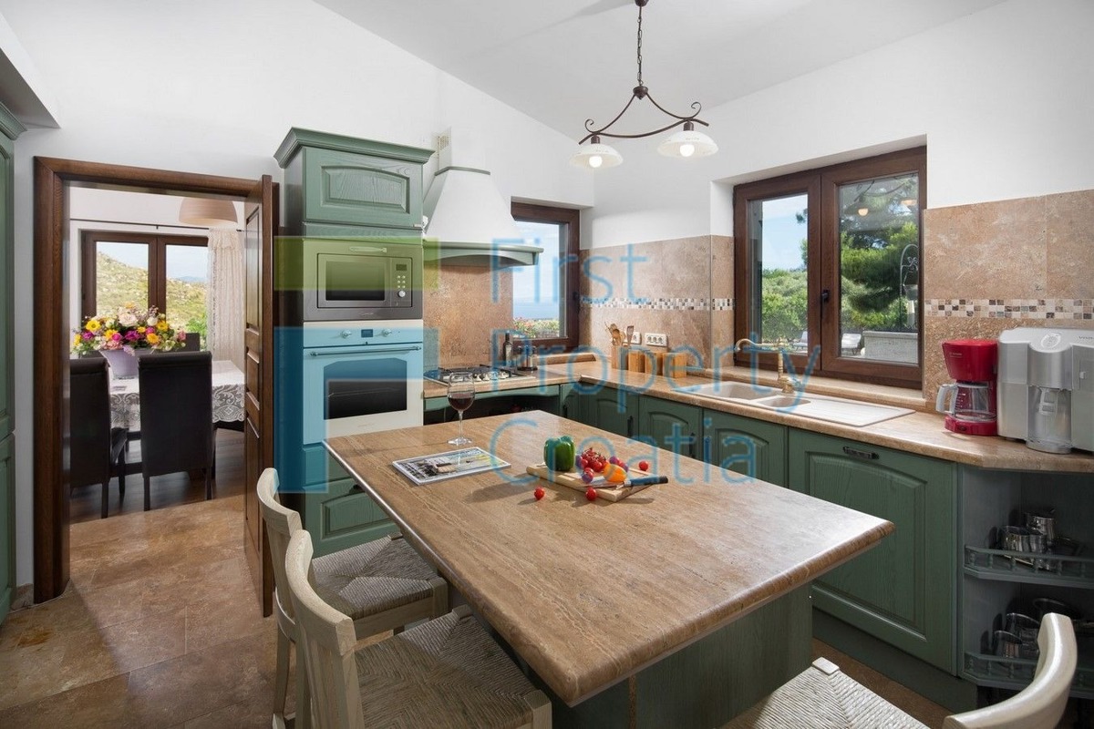 TG1560 - Grande proprietà, vicino a Trogir, in vendita