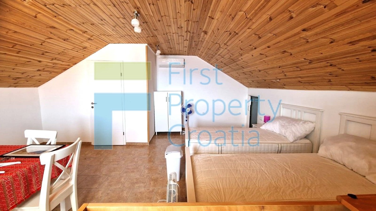 BR1729 - Appartamento con mansarda residenziale, Brač, in vendita