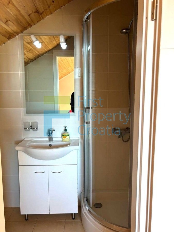 BR1729 - Appartamento con mansarda residenziale, Brač, in vendita