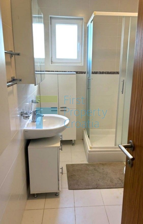 BR1729 - Appartamento con mansarda residenziale, Brač, in vendita