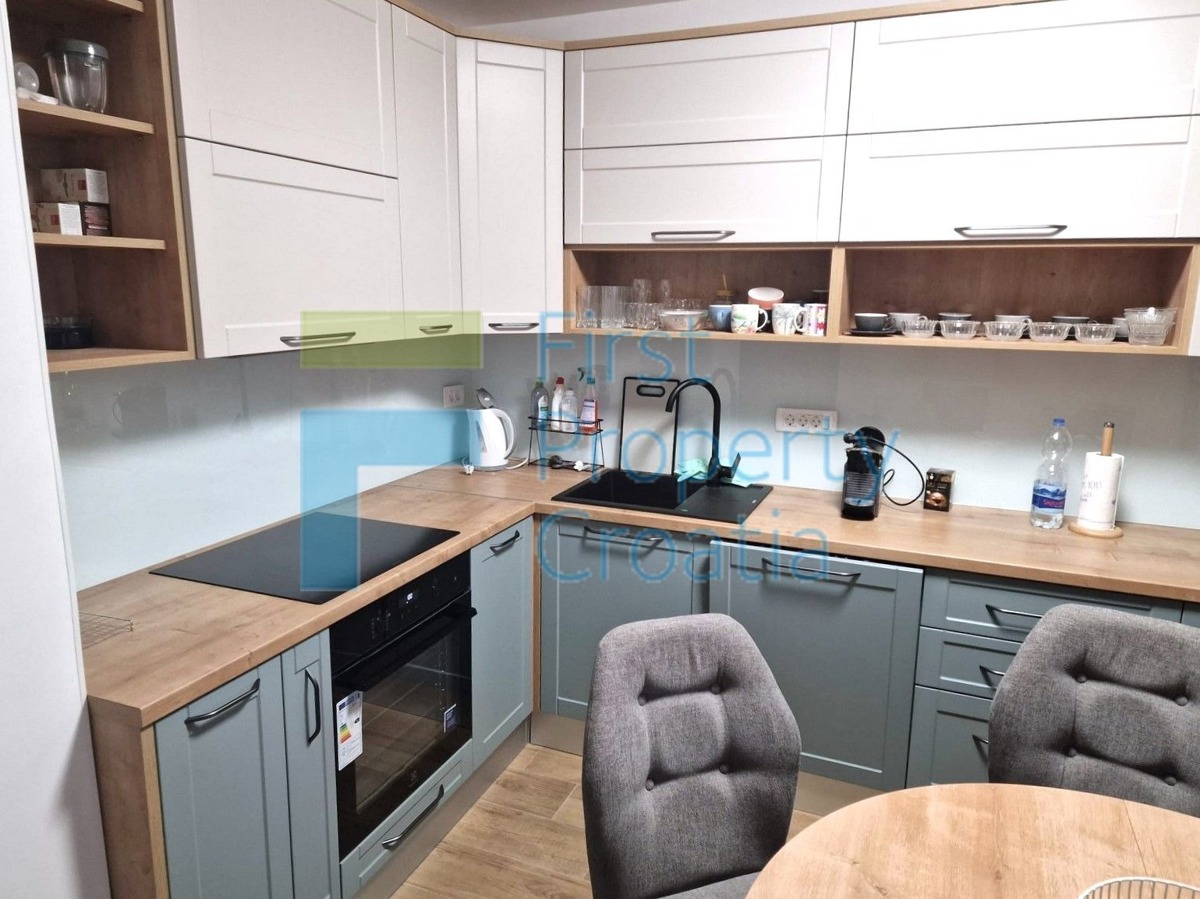 ZD1692 - Casa situata a 35m dal mare, vicino a Zara, in vendita