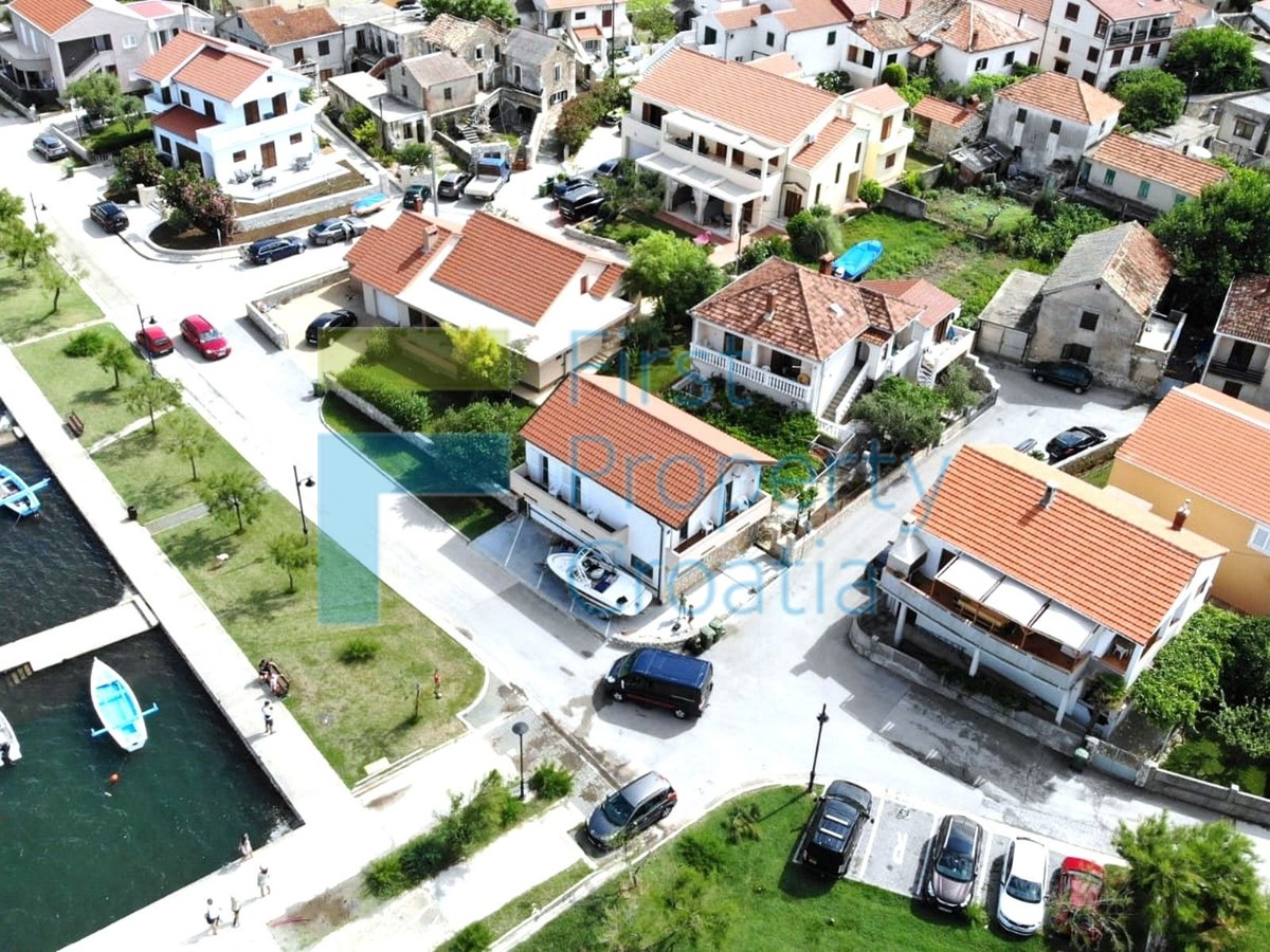 ZD1692 - Casa situata a 35m dal mare, vicino a Zara, in vendita